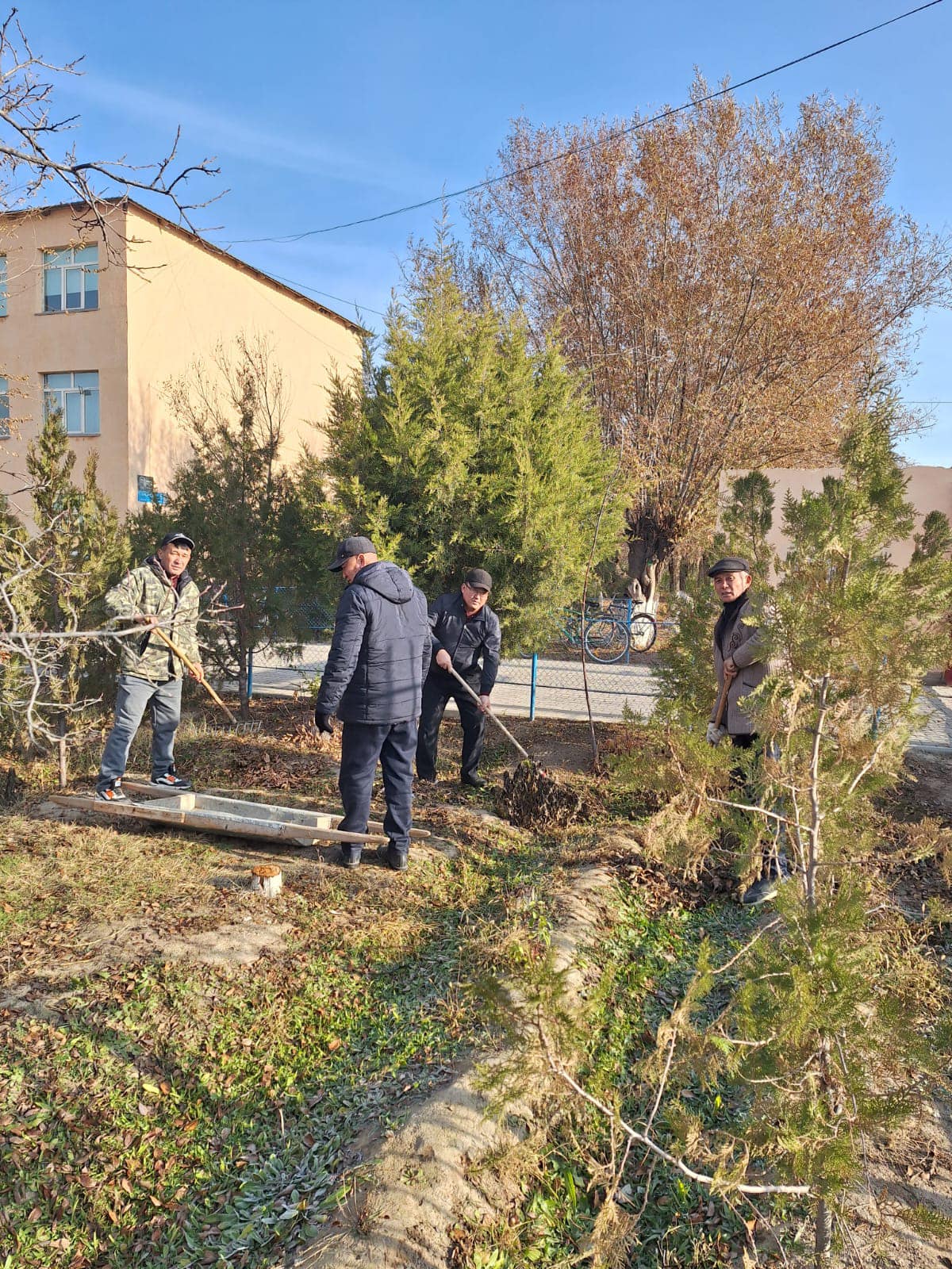 Түркістан облысы білім басқармасы 31.10.2024 жылғы №25/6295 хатына сәйкес « Таза Қазақстан» экологиялық акциясы аясында Отырар ауданы білім бөліміне қарасты "Көкмардан жалпы білім беретін мектеп" коммуналдық мемлекеттік мекемесінің ұжымы сенбілікке қатыс