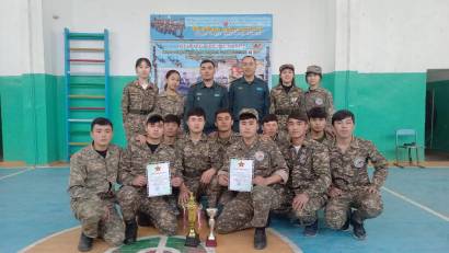 &quot;Біз- Тәуелсіз елдің ұландарымыз&quot; тақырыбында әскери спорттық сайысы өткізіліп, жеңімпаз командалар арнайы кубоктармен марапатталды.