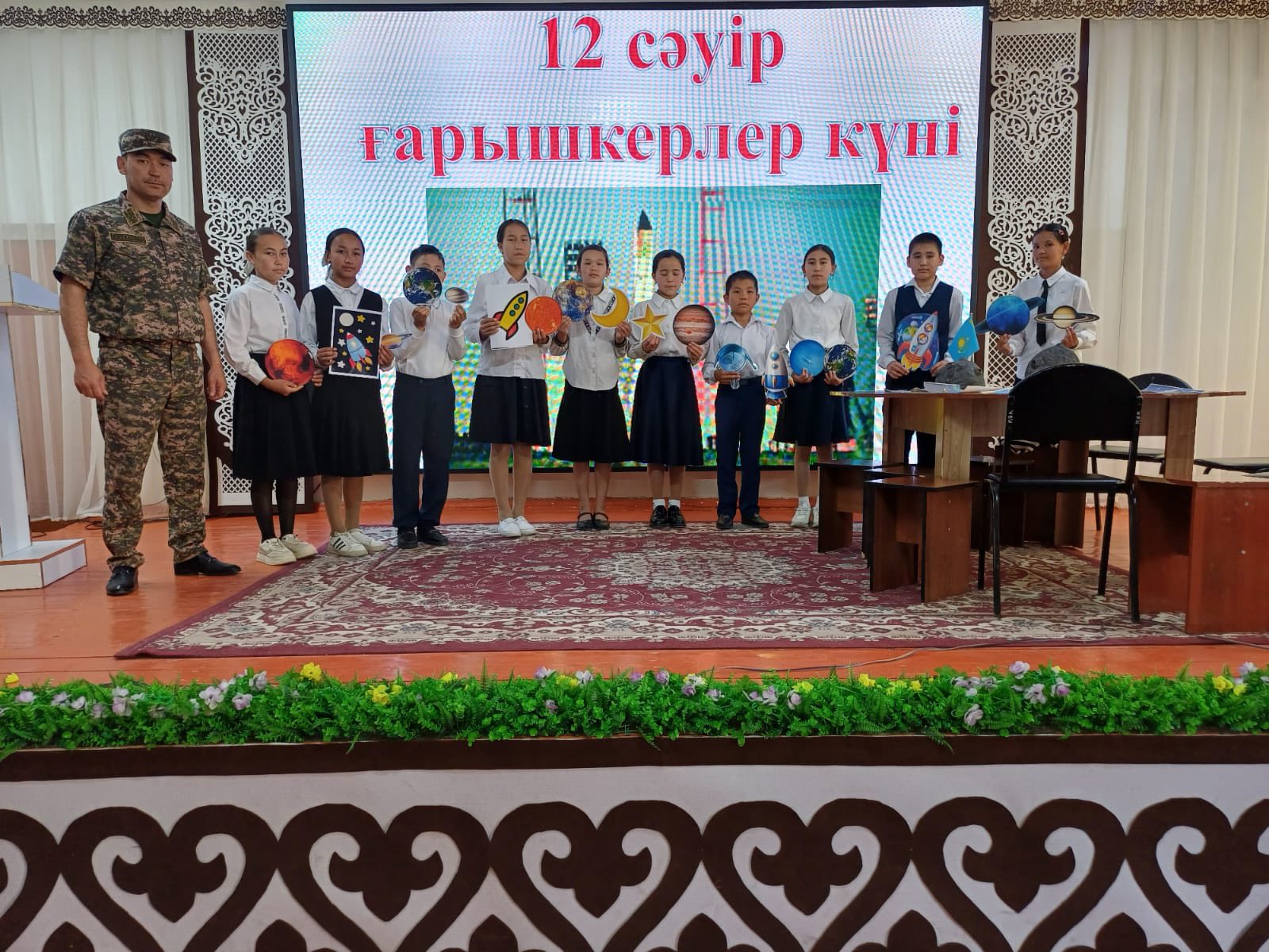 Ғарышқа саяхат Көкмардан жалпы білім беретін мекемесінің 6 сынып жетекшісі Жұмагелді Рақымжан оқушыларымен “Ғарышқа саяхат” тақырыбында оқушыларымен сынып сағатын өткізді. Оқушылары макеттер жасап, өз жұмыстарын таныстырды. #біртұтас_тәрбие #