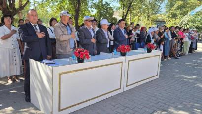 Отырар ауданы білім бөліміне қарасты “Көкмардан” жалпы білім  беретін мектепте 1 қыркүйек білім күніне орай  1-11 сынып оқушыларының қатысуымен “Мектебім - мейірім мекені&quot; тақырыбында салтанатты жиын аталып өтті. Алғаш  мектеп табалдырығын аттаған  бүлдір