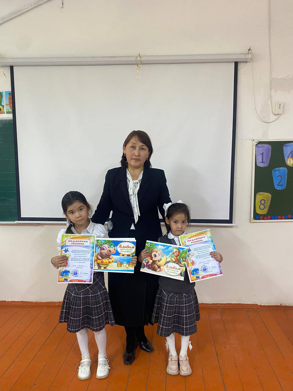 Көкмардан”жалпы білім беретін мектеп” коммуналдық мемлекеттік мекемесінің  “Балауса”  бастауыш сынып әдіс бірлестігінің  айлық іс шаралар жоспарына сәйкес 1 -ші сыныптар аралығында  “Ақылды бала” тақырыбында 14.10 2025 күні сайыс сабақ өтті. Сайыс сабаққа