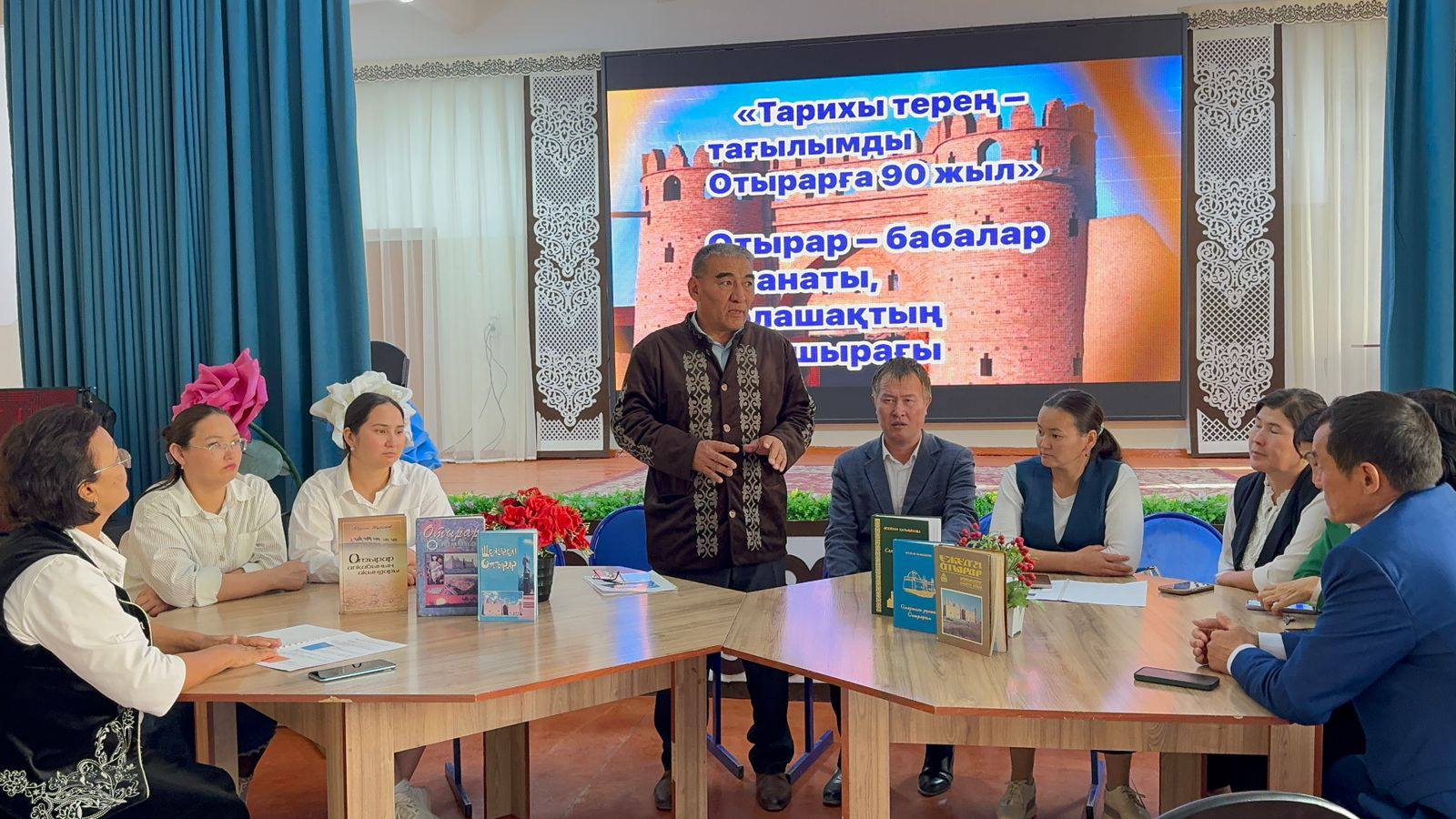 &quot;Адал азамат&quot;біртұтас тәрбие бағдарламасы аясында Отырар ауданының құрылғанына 90 жыл толуына орай Көкмардан жалпы білім беретін мектеп кітапханасының ұйымдастыруымен &quot;Тарихы терең- тағылымды Отырарға 90 жыл&quot;такырыбында мектеп кітапханасына көрме жасалып,