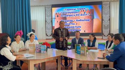 &quot;Адал азамат&quot;біртұтас тәрбие бағдарламасы аясында Отырар ауданының құрылғанына 90 жыл толуына орай Көкмардан жалпы білім беретін мектеп кітапханасының ұйымдастыруымен &quot;Тарихы терең- тағылымды Отырарға 90 жыл&quot;такырыбында мектеп кітапханасына көрме жасалып,