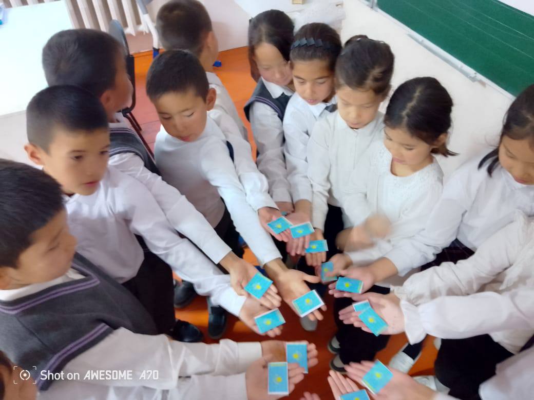 🇰🇿 &quot;Қыран елім – Қазақстаным!&quot; Көкмардан жалпы білім беретін мектебінде Республика күніне орай сынып жетекшілер &quot;Қыран елім – Қазақстаным!&quot; тақырыбында сынып сағаттары өткізілді.   Сынып сағатының мақсаты – Тәуелсіз еліміздің қалыптасу тарихын дәріптеу,