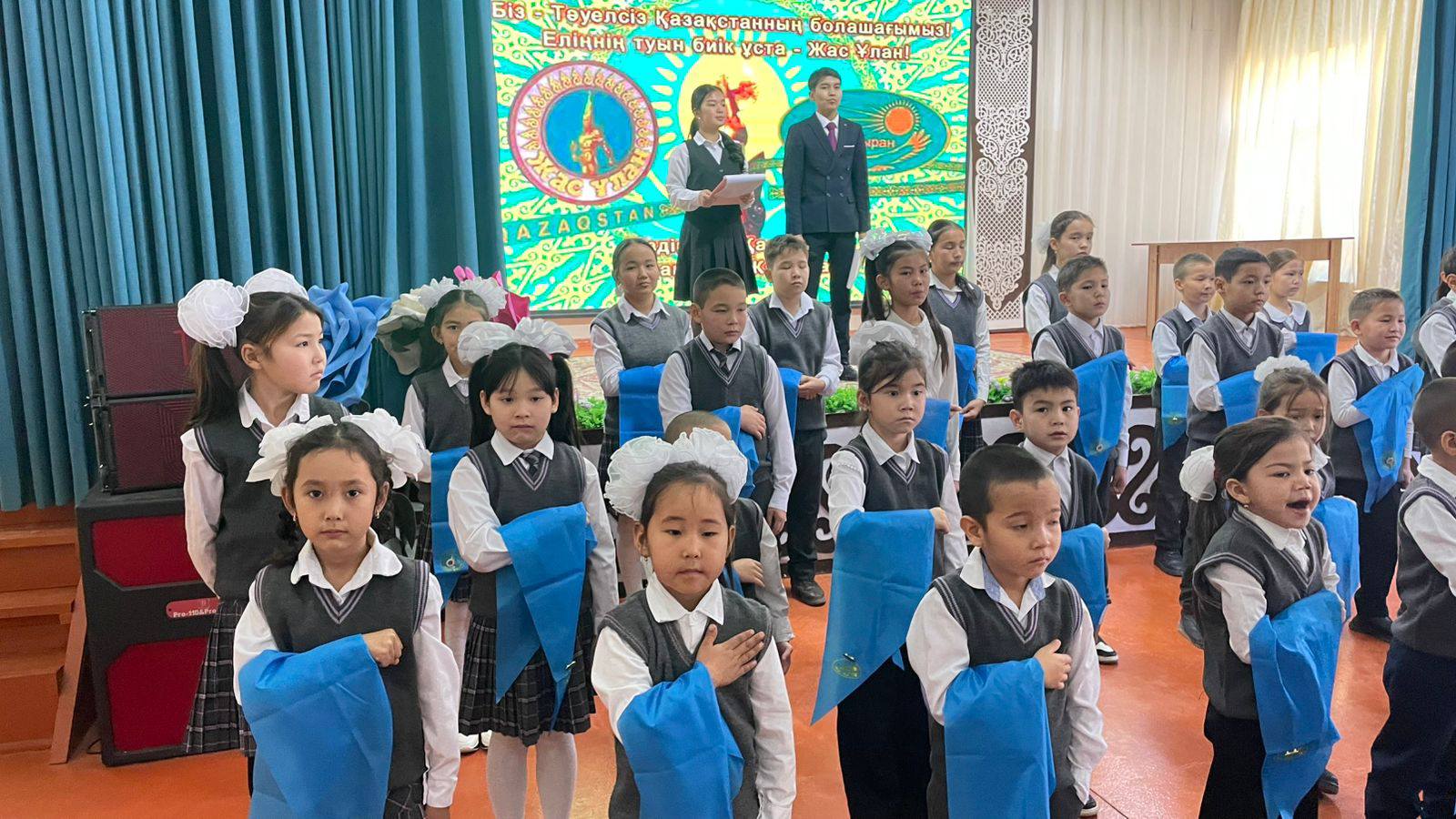 🇰🇿 Тәуелсіздік – елдігіміздің тірегі!  Тәуелсіздік мерекесіне орай мектебімізде «Жас Ұлан» және «Жас Қыран» ұйымына қабылдау, оқушылардың салтанатты ант қабылдау іс-шарасы өтті. Бұл маңызды сәтте жас өрендер Отанға адал қызмет етуге, елінің патриоты болуға, білімді әрі тәрбиелі азамат болып өсуге серт берді. Ант қабылдау рәсімі жас ұрпақтың бойына отансүйгіштік рух пен жауапкершілік сезімін ұялататын тағылымды шара болды. Болашағымыз – бүгінгі жас ұландар мен жас қырандардың қолында! Тәуелсіз еліміздің тұғыры берік, келешегі кемел болсын! ✨ #Адал_азамат #Біртұтас_тәрбие_бағдарламасы
