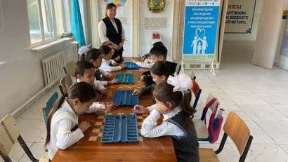 Үйірменің үйретері көп.