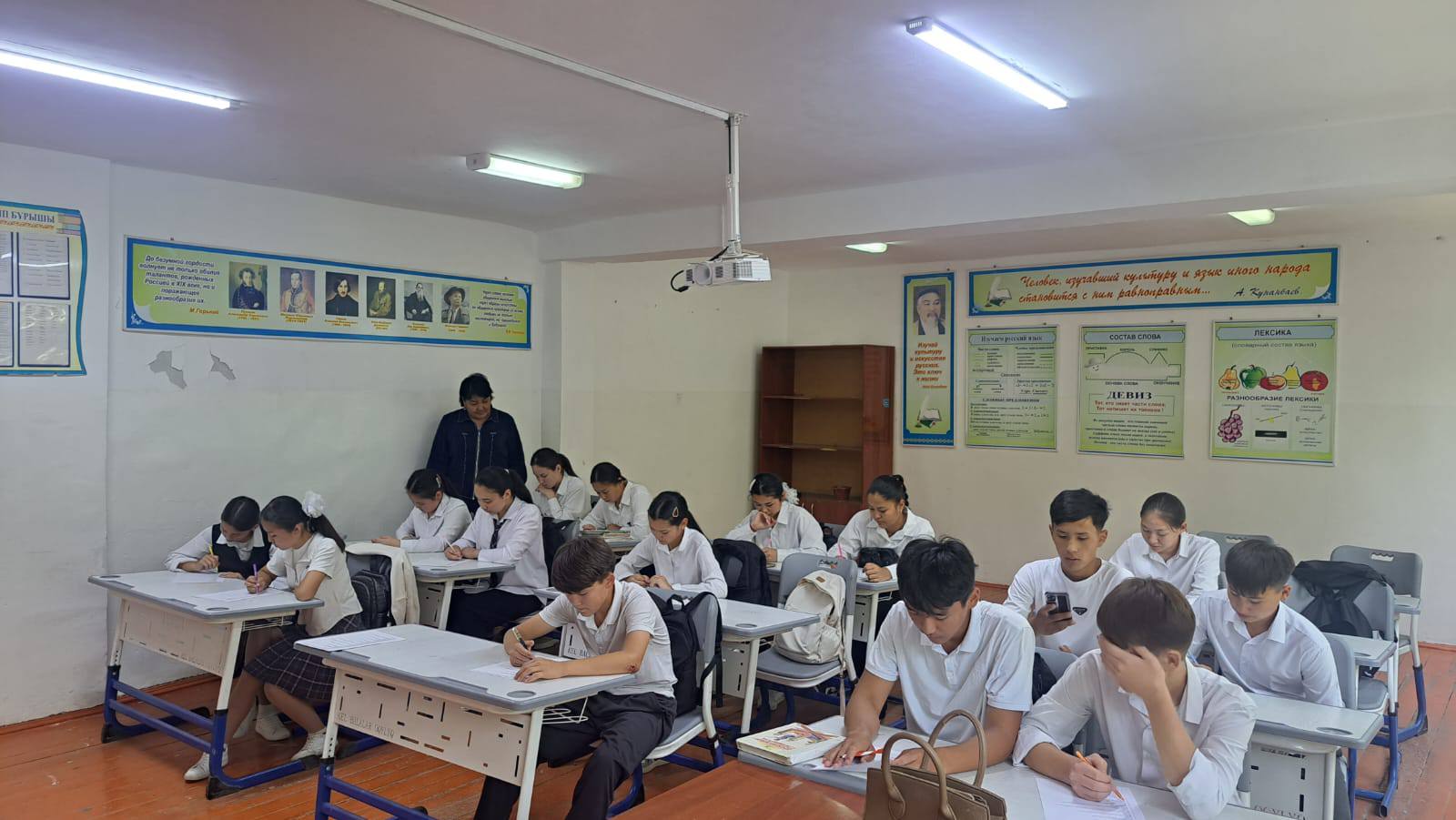 Оқушыларға зиянды әдеттердің алдын алу, эмоцияны басқару және қиын жағдайда көмекке жүгіну жолдары